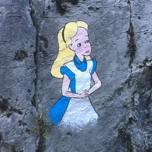 Alice, peinture sur rochers