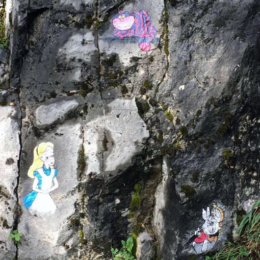 Alice au Pays des Merveilles, peinture sur rochers