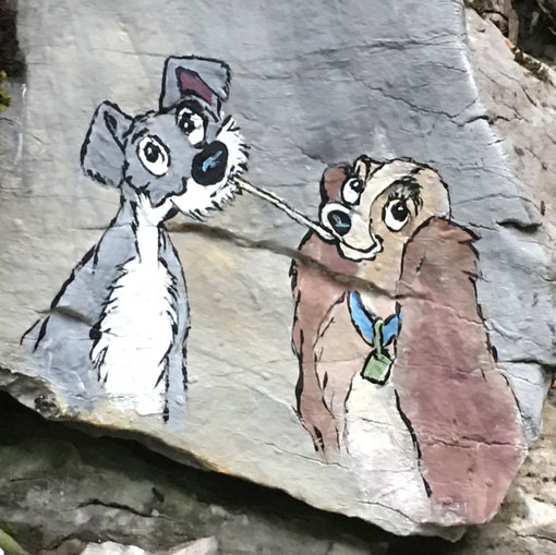 La Belle et le Clochard, peinture sur rochers