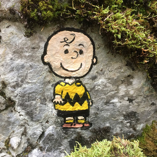 Charlie Brown, peinture sur rochers