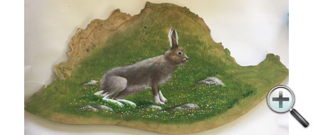 Lièvre en été sur planche de bois
