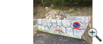 Renard et mur en trompe l'oeil