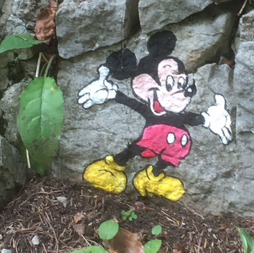 Mickey, peinture sur rochers