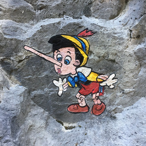 Pinocchio, peinture sur rochers