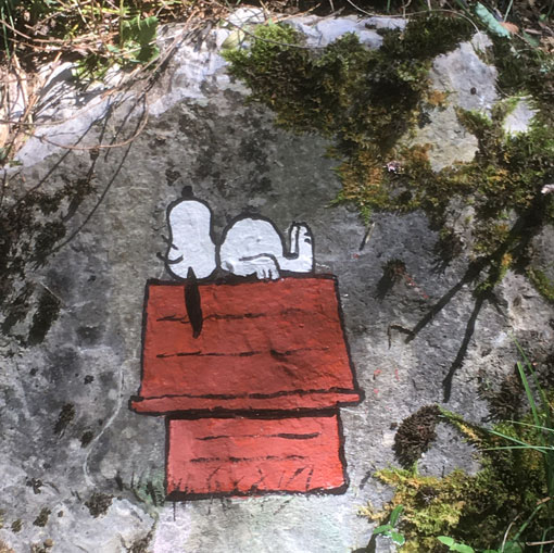 Snoopy, peinture sur rochers