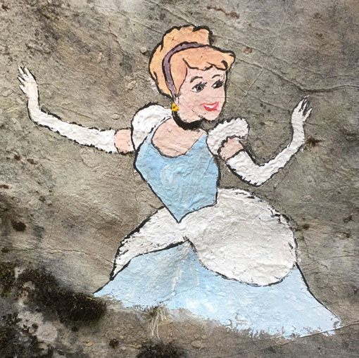 Cendrillon, peinture sur rochers