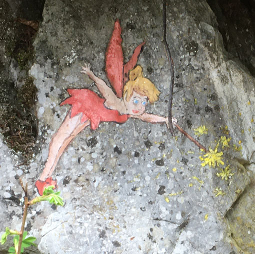 La Fée Clochette, peinture sur rochers