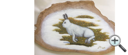 Lièvre en hiver sur planche de bois