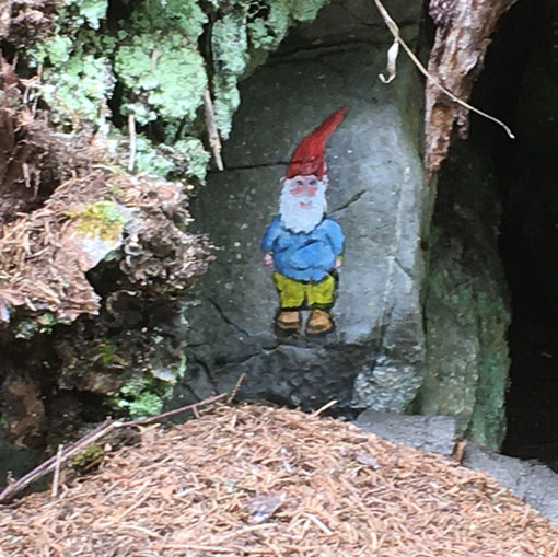 Nain bleu, peinture sur rochers