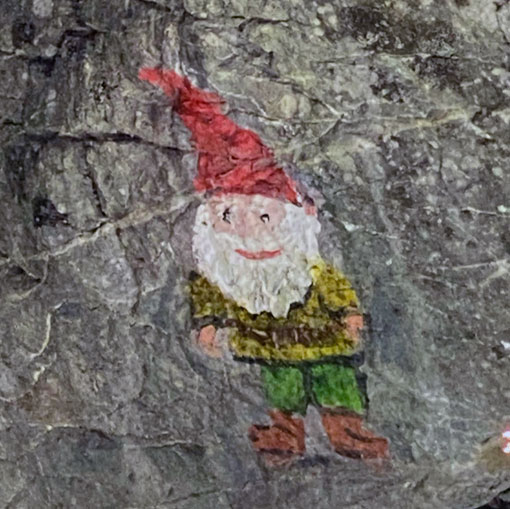 Nain jaune, peinture sur rochers