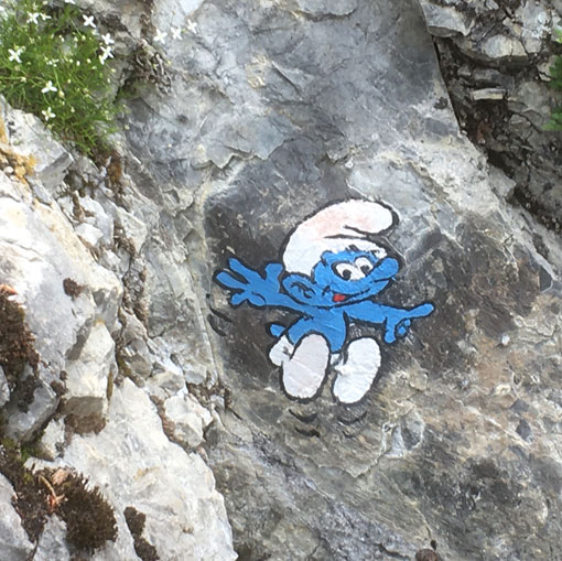 Schtroumpf, peinture sur rochers