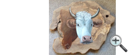 Tête de vache sur bois